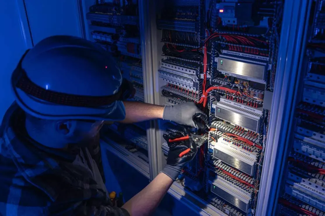 обложка статьи "Утечки тока под контролем: как работа заземления предотвращает гибель людей и отказы оборудования?"